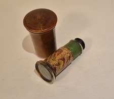 Lorgnette en corne et papier à décor doré, en étui, Italie, XVIIIe