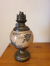 Ancienne lampe à pétrole Kosmos Brenner XIXe en faïence motifs floraux et laiton
