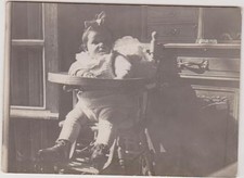 PHOTO ANCIENNE BEBE avec un joli RUBAN dans sa chaise haute- habillé en laine