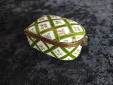 Rare Boîte à mouches en porcelaine de Sèvres, décor peint à la main, XVIIIème