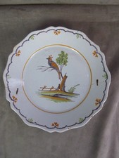 ASSIETTE ancienne, en faïence, décor D'OISEAU PERCHE.