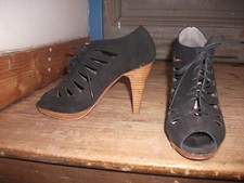 Très belles sandales, escarpins en cuir noir à talons hauts, LAURA CLEMENT, T37