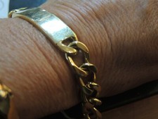 Gourmette femme avec plaque