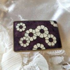 Broche Vintage Artisan Esprit Art Déco  Émaillée Fleurs Blanches sur Fond Violet