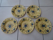 5 ASSIETTES EN FAIENCE JAUNE DECOR FLEURS MOUSTIERS ?