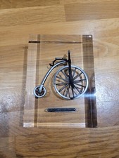 Presse papier résine avec inclusion "velocipède 1880"