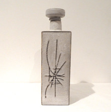 Bouteille à section carrée Henri Cimal en grès émaillé gris clair