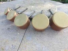 LOT DE 5 CASSEROLLES 1 GRANDE POELE UNE BASSINE A CONFITURE CUIVRERIE DE CERDON