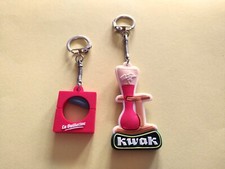 2 PORTE CLÉS BIÈRES BELGES - LA GUILLOTINE ET KWAK (SERVIE AU VERRE A COCHER)