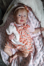 joli bébé reborn souriante