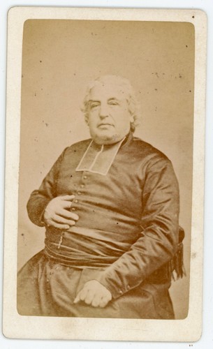 Photo cdv prêtre assis - un,