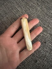 Ravissant fume cigarette en