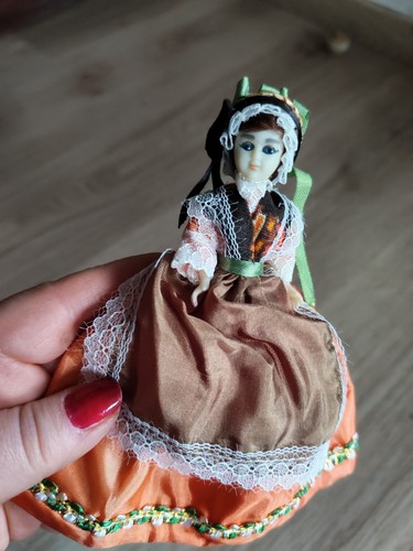 Poupée folklorique régionale