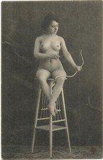 Femme Nue au tabouret et à l'arc. Texte grivois au dos. Rare CPA.