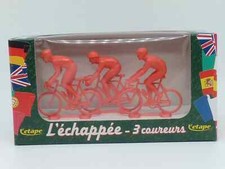 ANCIENNE BOITE DE CYCLISTES EN PLASTIQUE TOUR DE FRANCE EN PLASTIQUE N° 4