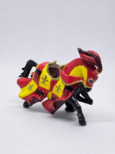 Cheval caparaçonné rouge - , or