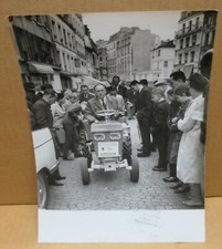 PARIS MONTMARTRE photographie course  au ralenti 1966 micro tracteur
