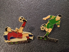 Pin's lot de 2 pins Sport Football Loto sportif joueur de foot TBE (74)