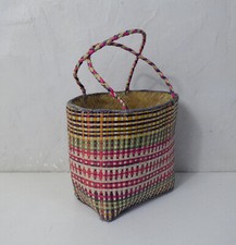 petit panier en rotin tressé