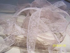 Ancienne dentelle " entre deux " de Calais. Couleur rose tendre. Très fine. N°4