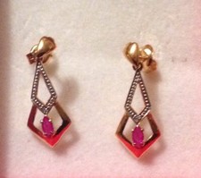 Jolies Boucles d'Oreilles Marc Orian Or Jaune 18 Cts  + 2 Rubis L.2,4cm 1,8 Gr