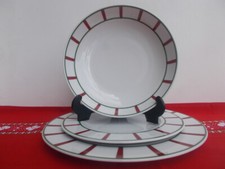 18 ASSIETTES BASQUE PORCELAINE