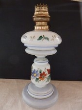 ANCIENNE LAMPE A PETROLE OPALINE BLANCHE ET BLEUE FLEURS POLYCHROMIE