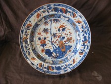 Très belle assiette en porcelaine de Chine Compagnie des Indes Famille Rose 18e