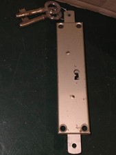 Serrure en applique pour