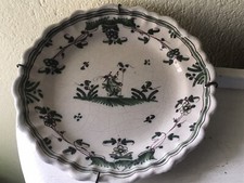 MOUSTIERS ANCIENNE ASSIETTE CAMAÏEU VERT CHINOIS AVEC DRAPEAU XVIII ème