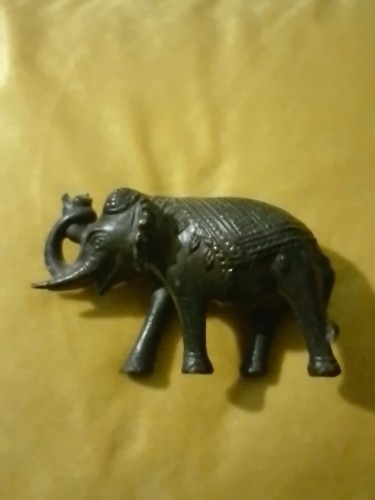 Petit ancien éléphant - ancien, en