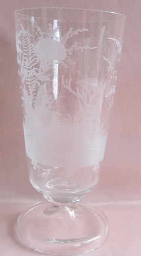 Grand verre décor gravé - à,