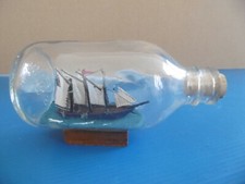 PETIT BATEAU DANS BOUTEILLE UNE EN VERRE - MAQUETTE -MARINE -VINTAGE -COLLECTION