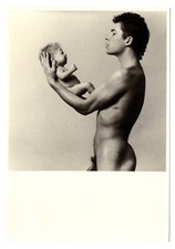 Photographe: Paul Blanca, 1984, Paul en Benno, Homme Debout et Nu avec Bébé