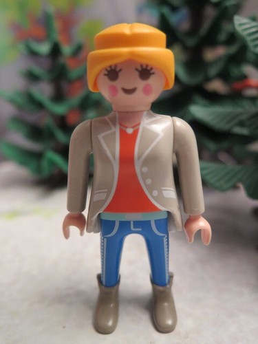 Femme blonde vie maison