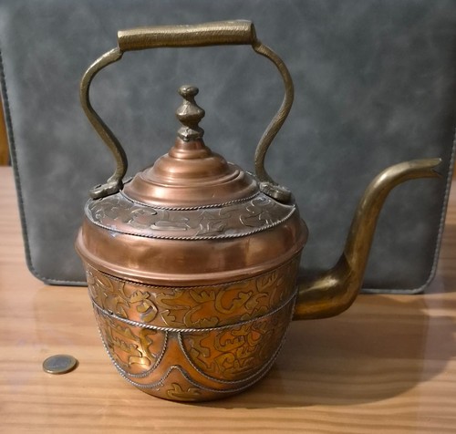 Théière orientale ancienne