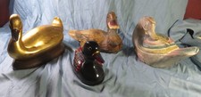 Lot de 4 canards décoratifs, 2 en bois 1 en faïence, 1 bois et paille
