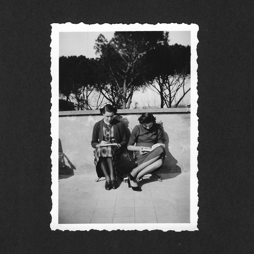 Deux femmes assises - , terrasse