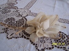 Ancienne rose blanche en tissu pour orner un chapeau. Années 1930.   Réf n°434