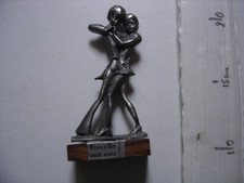 ETAIN d'art cisele main TIN dans le goût Amoureux de Peynet socle bois Vintage