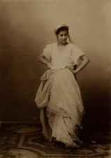 Femme mauresque en costume