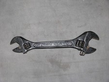 Outil ancienne clef à molette