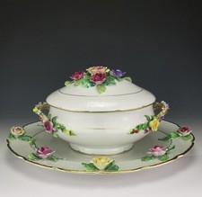 RAYNAUD - Porcelaine Limoges - Soupière et plateau ornés de fleurs en bas-relief