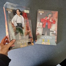 MICHAEL JACKSON Poupée  musicale  1995 , 29 cm , + tenue rouge , état neuf