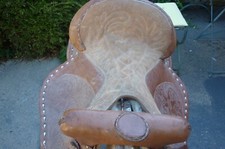 SELLE COW-BOY EN CUIR TRAVAILLEE + SON SUPPORT DE SELLE EN FONTE