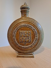 Bouteille ronde sur socle en