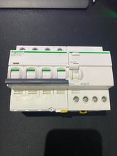 Disjoncteur triphasé