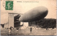 88 EPINAL - le dirigeable rentre dans son hangar