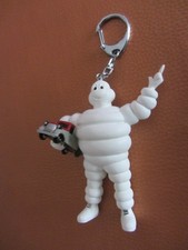 Porte-clés bibendum Michelin portant un camion hauteur 10 cm