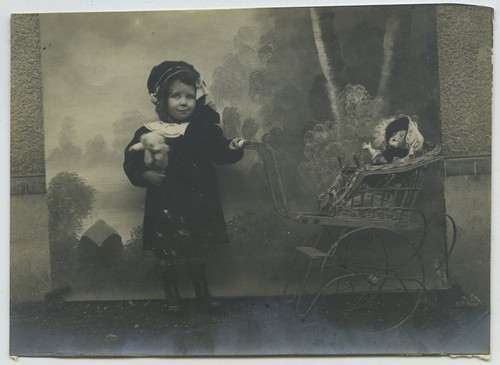 Enfant posant chez - , le